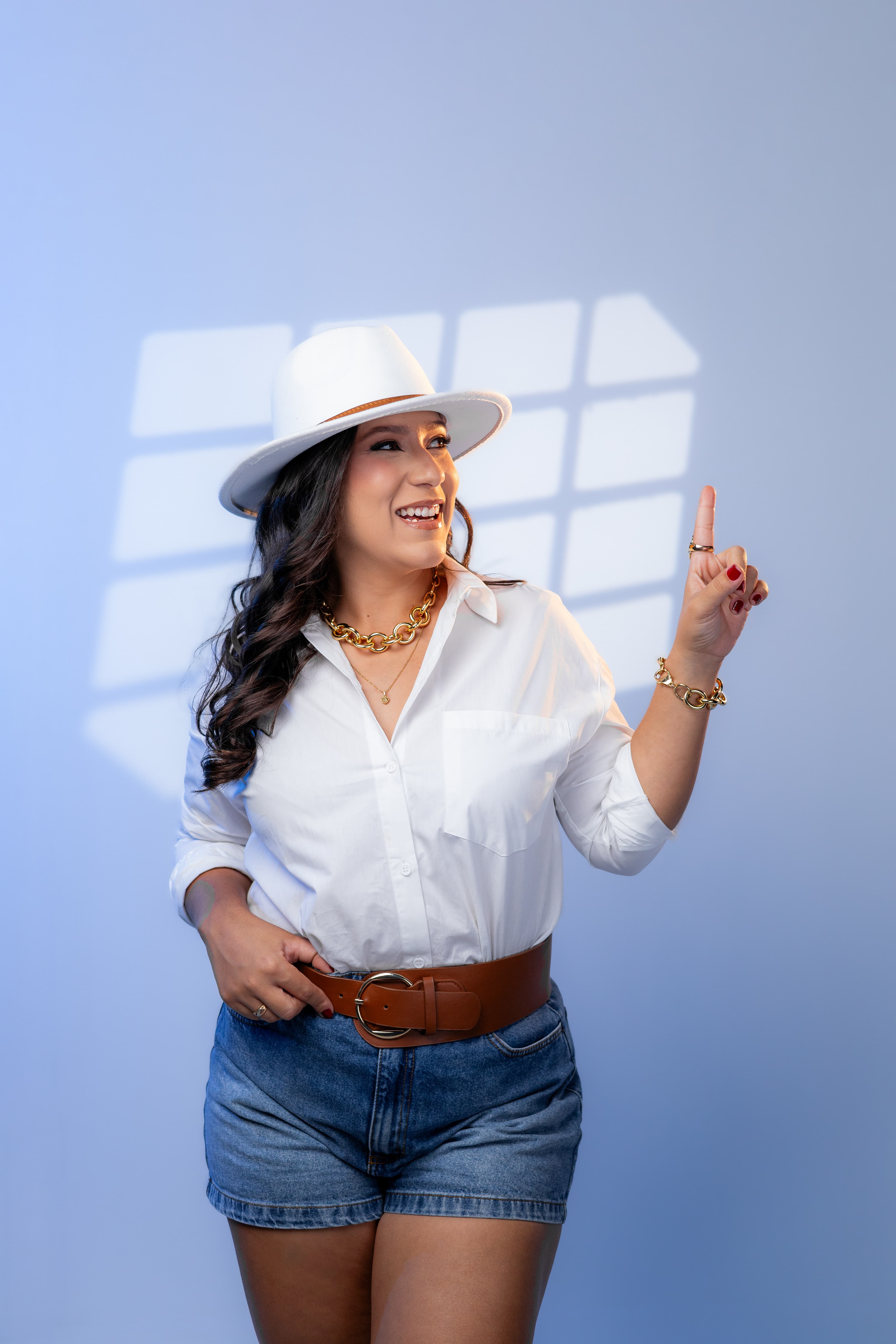 Julia Viana sorrindo durante apresentação